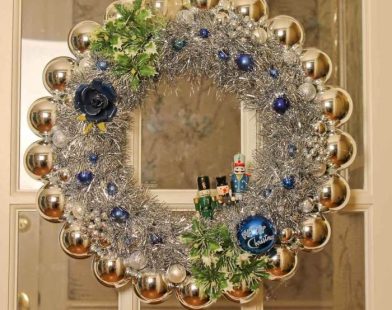 Diy christmas ornament wreath